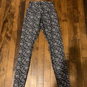 Patterned black and white lululemon Leggings